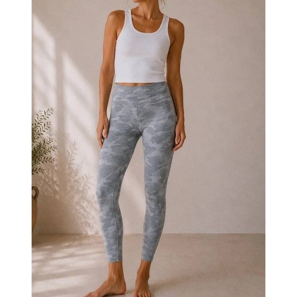 Vuori Clean Elevation Womens Medium Grey Camo High Rise Leggings VW444